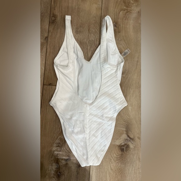 NWOT GIGI C Paisley One Piece in White - Picture 8 of 8